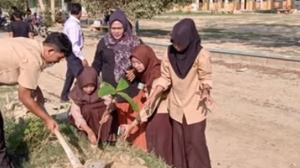 Peringati Hardiknas 2026, SMK Negeri 1 Kualasimpang Tanam Pohon dan Tumbuhkan Kepedulian Lingkungan